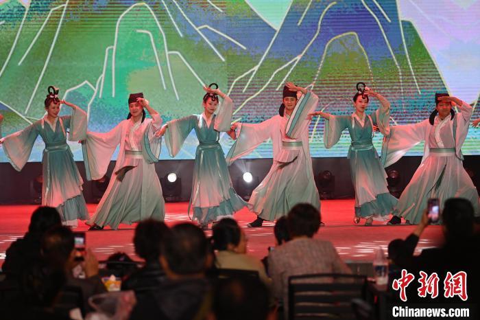 圖為工作人員進(jìn)行舞蹈表演。李亞龍 攝