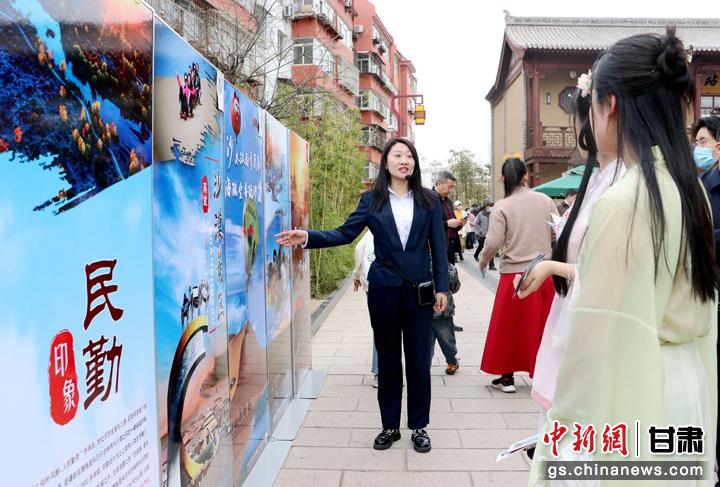 3月下旬，民勤縣在天水啟漢樓廣場舉行推介會，宣傳本地旅游資源和農特優(yōu)產品。圖為工作人員向游客介紹民勤自然風光、歷史文化。馬愛彬 攝