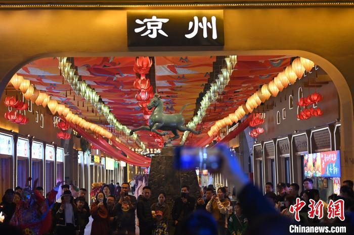 圖為游人拍攝煥然一新亮相的街區(qū)。李亞龍 攝</p><p>