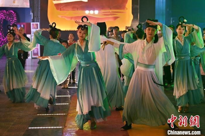 圖為工作人員進(jìn)行舞蹈表演。李亞龍 攝</p><p>