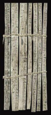 漢簡《康居王使者冊》。此簡記載了西域康居國使者前來“進(jìn)貢”駱駝，抵達(dá)敦煌遇到不公后反映問題，朝廷受理解決的經(jīng)過。新華社發(fā)（甘肅簡牘博物館供圖）