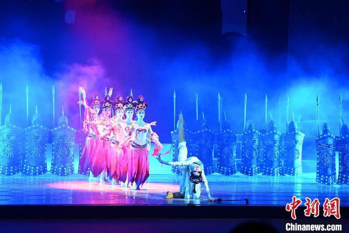 2023年2月18日，蘭州歌舞劇院創(chuàng)排的大型舞劇《大夢敦煌》?！　【琶赖┰?攝