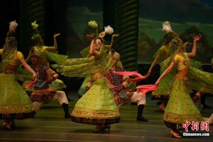 2024年2月23日晚，中國(guó)經(jīng)典舞劇《絲路花雨》在甘肅蘭州演出恭賀新春。李亞龍 攝