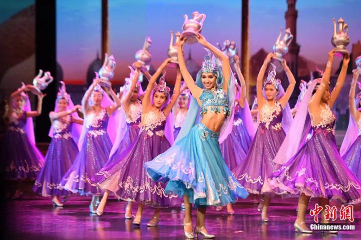 《絲路花雨》外國(guó)演員在波斯酒舞中領(lǐng)舞。楊艷敏 攝