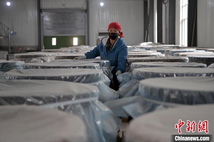 5月10日，工作人員檢查裝有酒糟的壇子。九美旦增　攝