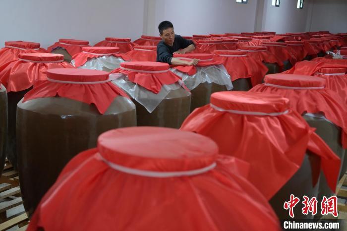 圖為5月10日，工作人員在儲(chǔ)酒庫檢查酒缸密封性。九美旦增　攝