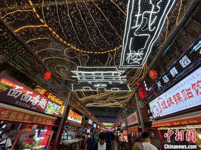 圖為明清街夜市燈光點(diǎn)亮具有武威文化元素的“涼州古城門”彩燈。　戴文昌 攝</p><p>