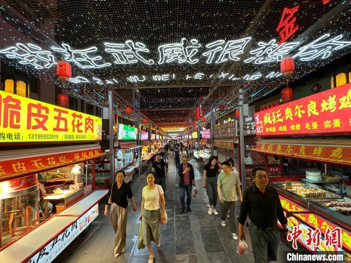 圖為明清街夜市燈光點(diǎn)亮“我在武威很想你”?！〈魑牟?攝</p><p>