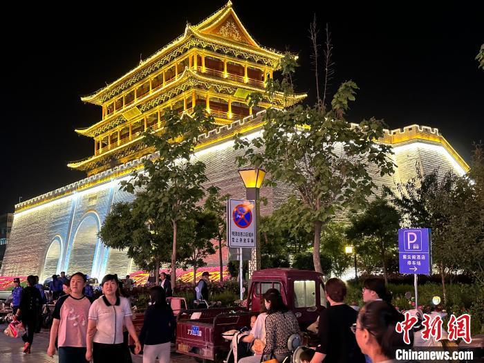 圖為夜幕降臨，涼州古城門燈光亮起?！〈魑牟?攝