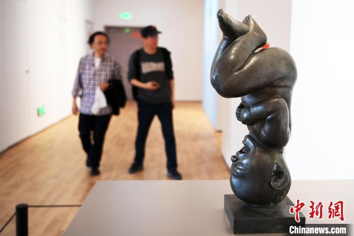 5月21日，觀眾參觀“絲路印跡”雕塑藝術(shù)作品展展出的雕塑作品。九美旦增 攝</p>
<p>