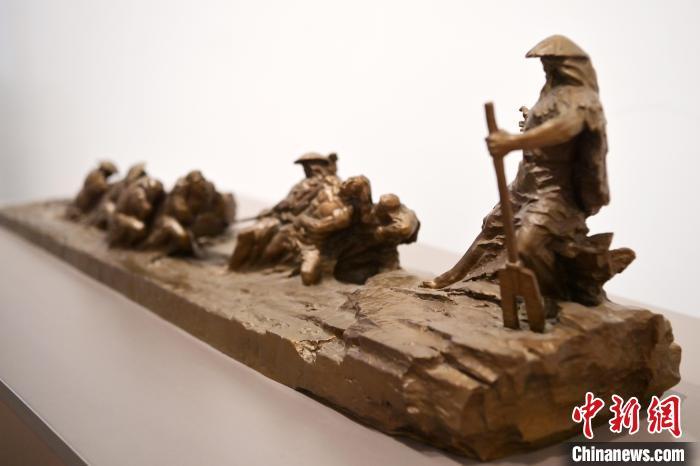 5月21日，在“絲路印跡”雕塑藝術(shù)作品展展出的作品《治水為民·禹德九州》。九美旦增 攝</p>
<p>