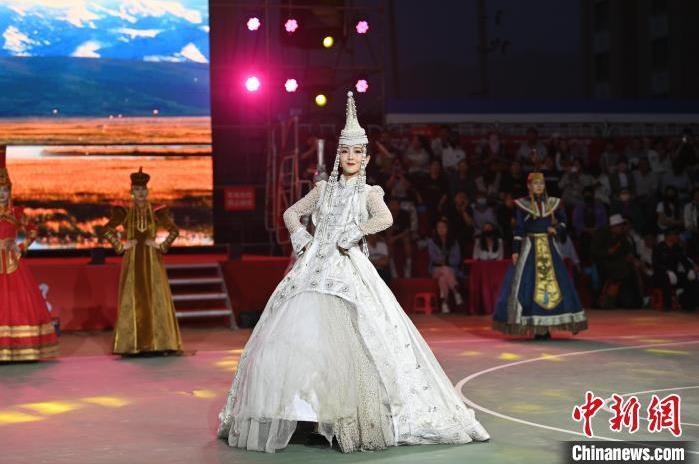 圖為開幕式現(xiàn)場蒙古族服飾秀。李亞龍 攝</p>
<p>