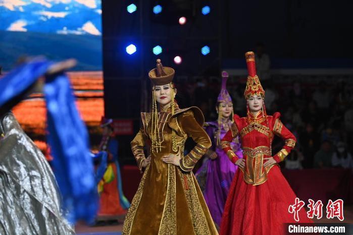 圖為開幕式現(xiàn)場蒙古族服飾秀。李亞龍 攝</p>
<p>