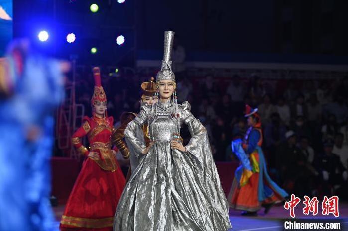 圖為開幕式現(xiàn)場蒙古族服飾秀。李亞龍 攝</p>
<p>