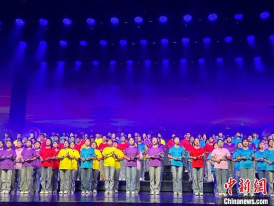 5月28日晚，“詩(shī)意甘肅·絲路長(zhǎng)風(fēng)三千里”——月出涼州·武威詩(shī)會(huì)在甘肅省武威市漢唐天馬城舉行。楊娜 攝