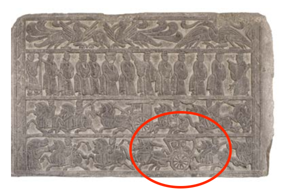 △漢代迎賓、車馬出行畫像石，現(xiàn)藏于臨沂市博物館。畫像石的第四層中有軺車出現(xiàn)。