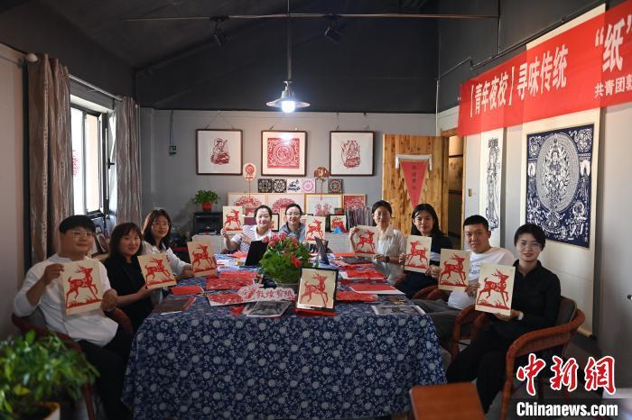 6月6日，在甘肅敦煌青年夜校課程中，青年學(xué)員展示學(xué)習(xí)敦煌非遺剪紙的成果。