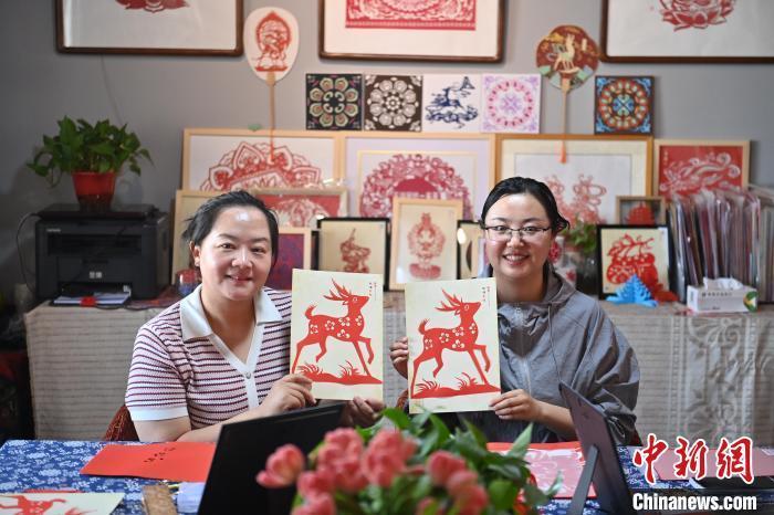 6月6日，在甘肅敦煌青年夜校課程中，青年學(xué)員展示學(xué)習(xí)敦煌非遺剪紙的成果。李亞龍 攝　　