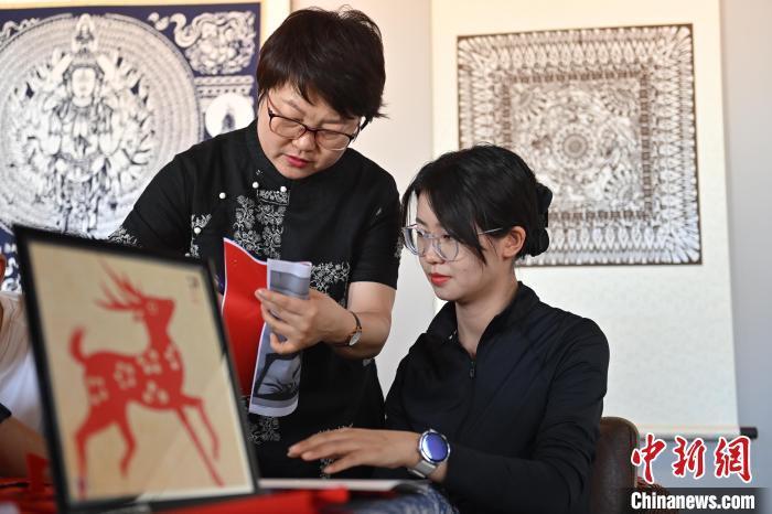 6月6日，在甘肅敦煌青年夜校課程中，青年學(xué)員學(xué)習(xí)敦煌非遺剪紙課程。李亞龍 攝