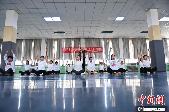 6月6日，在甘肅敦煌青年夜校課程中，青年學(xué)員學(xué)習(xí)敦煌舞課程。李亞龍 攝　　