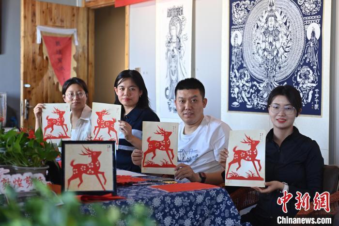 6月6日，在甘肅敦煌青年夜校課程中，青年學(xué)員展示學(xué)習(xí)敦煌非遺剪紙的成果。李亞龍 攝　　