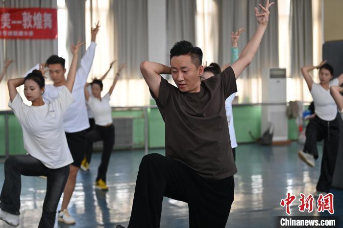 6月6日，在甘肅敦煌青年夜校課程中，青年學(xué)員學(xué)習(xí)敦煌舞課程。李亞龍 攝　　