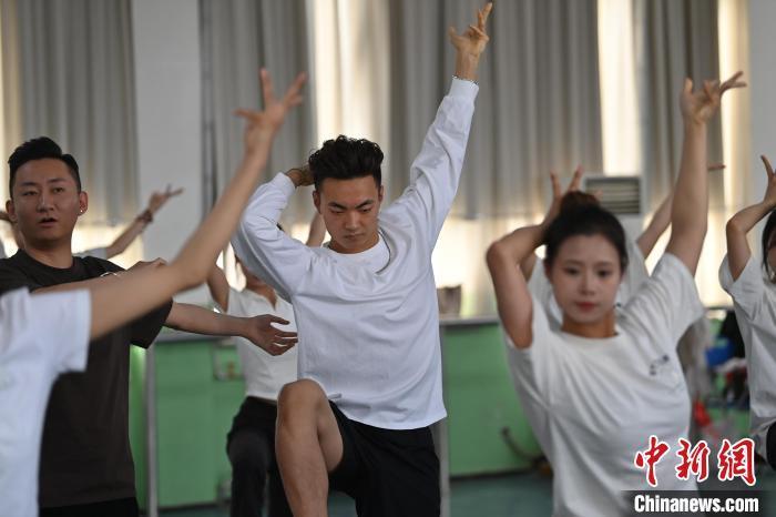 6月6日，在甘肅敦煌青年夜校課程中，青年學(xué)員學(xué)習(xí)敦煌舞課程。李亞龍 攝　　