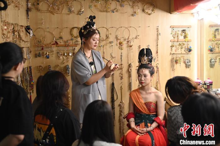 6月6日，在甘肅敦煌青年夜校課程中，青年學(xué)員學(xué)習(xí)敦煌美妝課程。李亞龍 攝