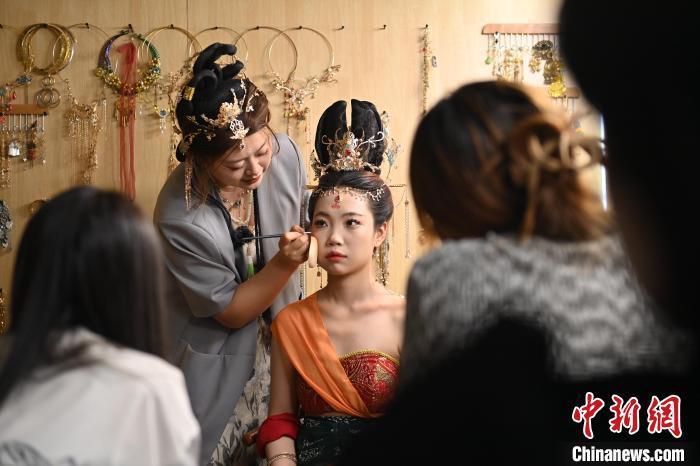 6月6日，在甘肅敦煌青年夜校課程中，青年學(xué)員學(xué)習(xí)敦煌美妝課程。李亞龍 攝　　