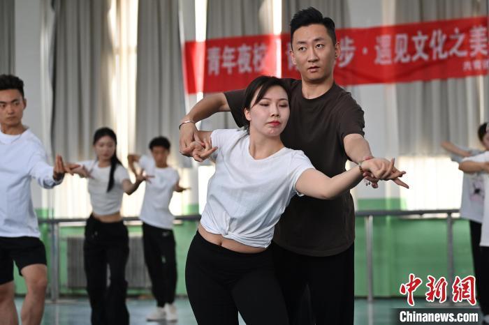 6月6日，在甘肅敦煌青年夜校課程中，學(xué)員學(xué)習(xí)敦煌舞課程。李亞龍 攝　　