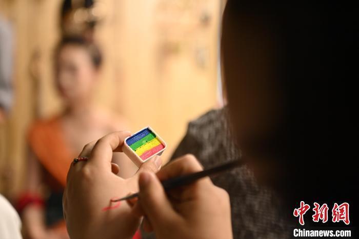 6月6日，在甘肅敦煌青年夜校課程中，青年學(xué)員學(xué)習(xí)敦煌美妝課程。李亞龍 攝　　