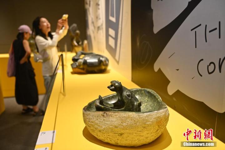 圖為該藝術(shù)展展陳的蛇紋石作品《河馬池》。中新社記者 李亞龍 攝