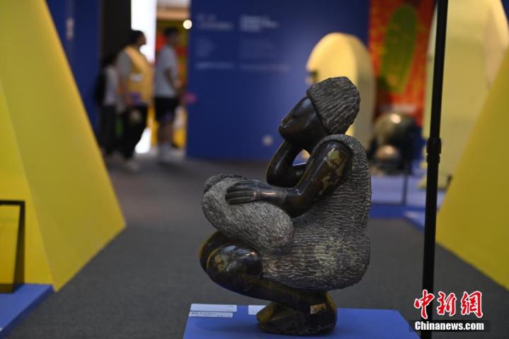 圖為游客參觀藝術(shù)展。中新社記者 李亞龍 攝</p>
<p>