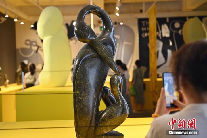 圖為游客拍攝蛇紋石作品《依戀》。中新社記者 李亞龍 攝