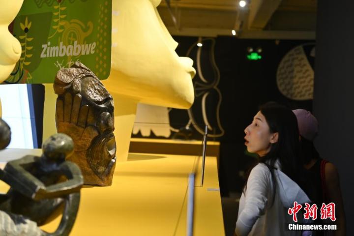 圖為游客參觀藝術(shù)展。中新社記者 李亞龍 攝