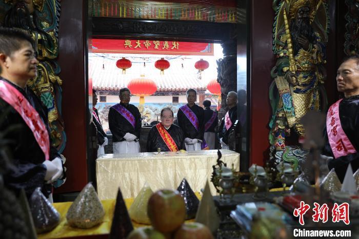 6月21日，“2024(甲辰年)兩岸共祭人文始祖伏羲典禮”在臺灣新北舉行。擔任主祭官的先嗇宮董事長、中國國民黨前秘書長李乾龍(中)出席典禮并擔任主祭官。中新社記者 張曉曦 攝