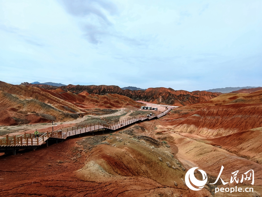  雨后的七彩丹霞，顏色格外艷麗。人民網(wǎng) 黃津曉虎攝