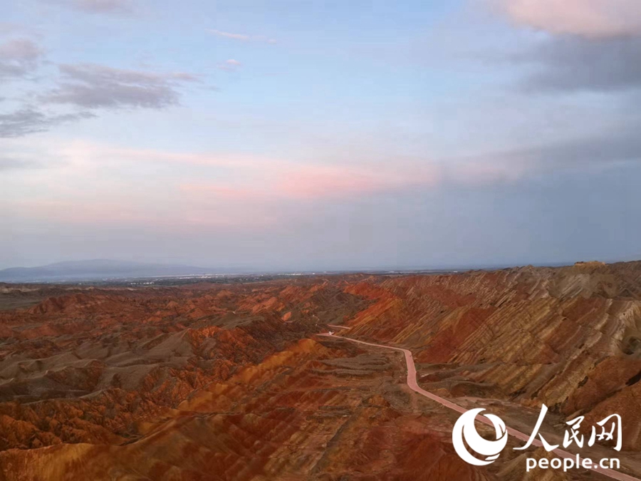 日落時分，余暉與丹霞交相輝映。人民網(wǎng)記者 唐嘉藝攝