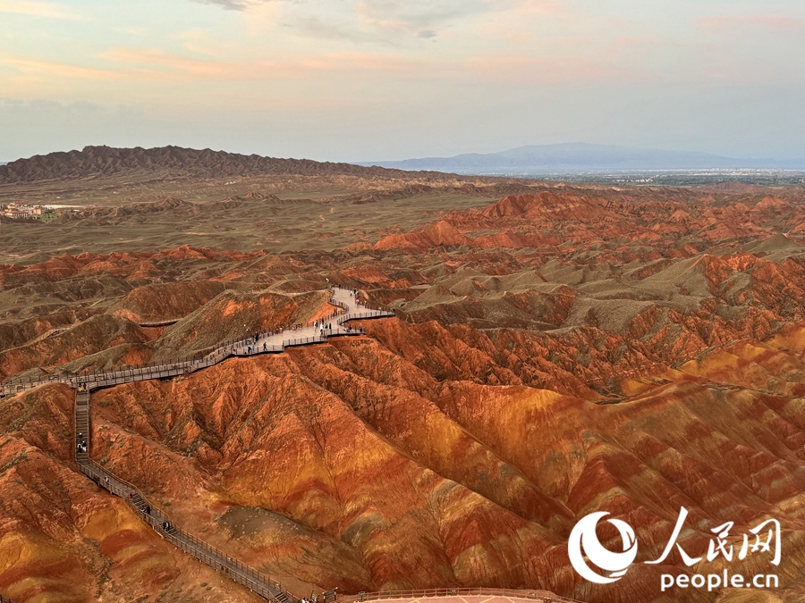 日落時分，余暉與丹霞交相輝映。人民網(wǎng)記者 徐冬兒攝
