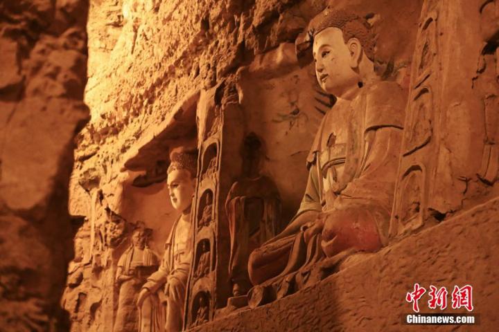 7月15日，甘肅省平?jīng)鍪袥艽h百里石窟長廊中的王母宮石窟造像。百里石窟長廊位于涇川縣境內(nèi)，由512個石窟、5眼窟中石井組成，現(xiàn)存王母宮石窟、鳳凰山石窟、南石窟寺、丈八寺石窟、羅漢洞石窟、太山寺石窟等規(guī)模較大的石窟群，還有數(shù)量眾多的小石窟群。王母宮石窟又名千佛洞，該窟設(shè)計宏大，造像生動，窟內(nèi)擁有造像數(shù)百尊，是較為珍貴的佛教文化歷史遺存。中新社記者 李亞龍 攝</p>
<p>