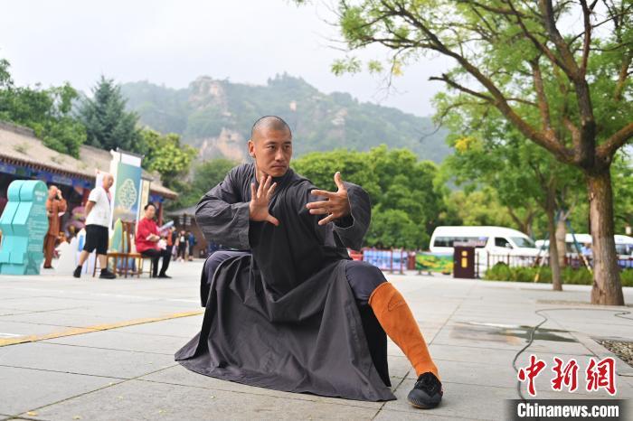 7月14日，甘肅省平?jīng)鍪嗅轻忌骄皡^(qū)內(nèi)，嵩山少林弟子展示武藝。7月13日至14日，“2024年北京體育大學(xué)第十五屆國際武術(shù)比賽交流大會(huì)暨首屆崆峒山國際武術(shù)大會(huì)”舉行，大會(huì)也在崆峒山景區(qū)進(jìn)行問道崆峒、武術(shù)高級(jí)研修班、崆峒拜師等系列活動(dòng)。中新社記者 李亞龍 攝</p>
<p>