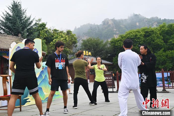 7月14日，甘肅省平?jīng)鍪嗅轻忌骄皡^(qū)內(nèi)，外籍武術(shù)愛好者學(xué)習(xí)崆峒派武術(shù)。7月13日至14日，“2024年北京體育大學(xué)第十五屆國際武術(shù)比賽交流大會(huì)暨首屆崆峒山國際武術(shù)大會(huì)”舉行，大會(huì)也在崆峒山景區(qū)進(jìn)行問道崆峒、武術(shù)高級(jí)研修班、崆峒拜師等系列活動(dòng)。中新社記者 李亞龍 攝</p>
<p>