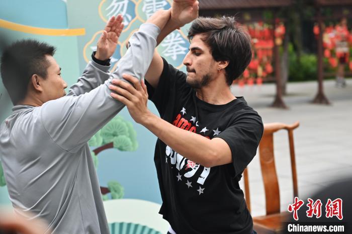 7月14日，甘肅省平?jīng)鍪嗅轻忌骄皡^(qū)內(nèi)，外籍武術(shù)愛好者(右)進(jìn)行忽雷太極拳切磋。7月13日至14日，“2024年北京體育大學(xué)第十五屆國際武術(shù)比賽交流大會(huì)暨首屆崆峒山國際武術(shù)大會(huì)”舉行，大會(huì)也在崆峒山景區(qū)進(jìn)行問道崆峒、武術(shù)高級(jí)研修班、崆峒拜師等系列活動(dòng)。中新社記者 李亞龍 攝</p>
<p>