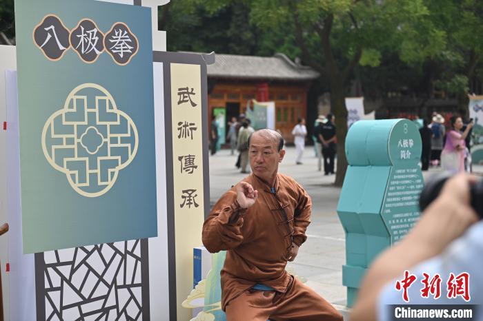 7月14日，甘肅省平?jīng)鍪嗅轻忌骄皡^(qū)內(nèi)，八極拳傳承人展示八極拳。7月13日至14日，“2024年北京體育大學(xué)第十五屆國際武術(shù)比賽交流大會(huì)暨首屆崆峒山國際武術(shù)大會(huì)”舉行，大會(huì)也在崆峒山景區(qū)進(jìn)行問道崆峒、武術(shù)高級(jí)研修班、崆峒拜師等系列活動(dòng)。中新社記者 李亞龍 攝</p>
<p>