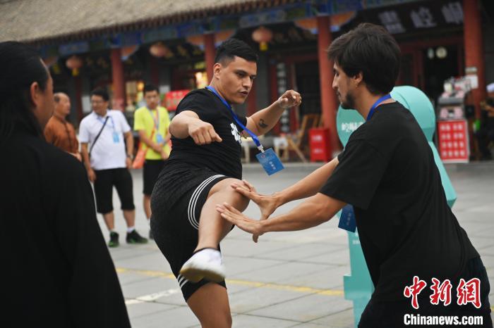 7月14日，甘肅省平?jīng)鍪嗅轻忌骄皡^(qū)內(nèi)，外籍武術(shù)愛好者切磋武藝。7月13日至14日，“2024年北京體育大學(xué)第十五屆國際武術(shù)比賽交流大會(huì)暨首屆崆峒山國際武術(shù)大會(huì)”舉行，大會(huì)也在崆峒山景區(qū)進(jìn)行問道崆峒、武術(shù)高級(jí)研修班、崆峒拜師等系列活動(dòng)。中新社記者 李亞龍 攝