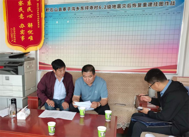 州縣紀(jì)委監(jiān)委機關(guān)聯(lián)合督查組對下沉干部 、駐村干部 、包村組長、村干部 “四級”干部履職到崗情況，以及工作日志和民情臺賬、訴求臺賬進行日常監(jiān)督檢查，壓實工作責(zé)任。.jpg