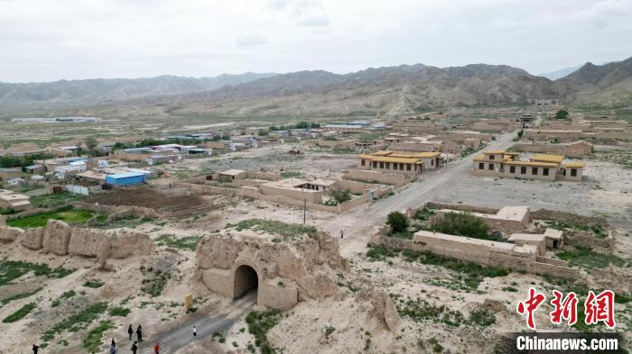 7月13日，位于山丹漢明長城遺址里的硤口古城。(無人機(jī)圖片) 　九美旦增 攝