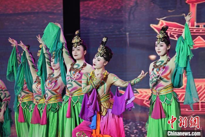 7月19日晚，第五屆黃河之濱文藝展演在蘭州體育文化廣場(chǎng)開幕。圖為開幕式演出敦煌舞蹈。張曦予 攝