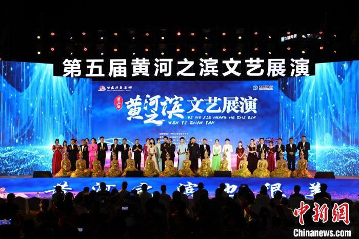 7月19日晚，第五屆黃河之濱文藝展演在蘭州體育文化廣場(chǎng)開幕。張曦予 攝