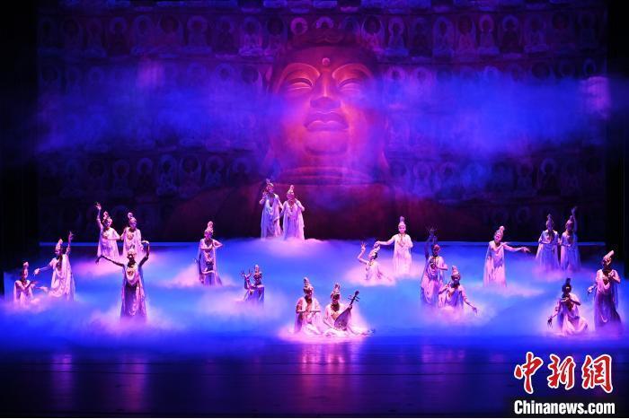 7月18日晚，中國經(jīng)典舞劇《絲路花雨》在甘肅蘭州黃河劇院進(jìn)行演出。中國經(jīng)典舞劇《絲路花雨》迎來45周年，7月17日-8月4日在蘭州開啟為期多天的駐場演出。該舞劇取材于敦煌莫高窟壁畫，集中國霓裳羽衣舞、敦煌舞、印度舞、黑巾舞、波斯馬鈴舞等于一身，自1979年演出至今，該劇先后在40多個國家和地區(qū)演出近4000場，觀眾550多萬人次。中新社記者 李亞龍 攝</p>
<p>